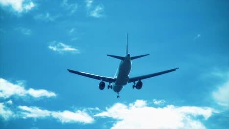 Flugzeug-Fliegt-über-Blauen-Himmel-Mit-Ein-Paar-Wolken-In-Zeitlupe-4k