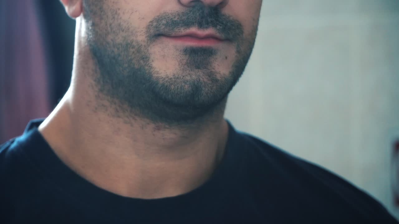 Primo piano di un uomo sorridente con la barba