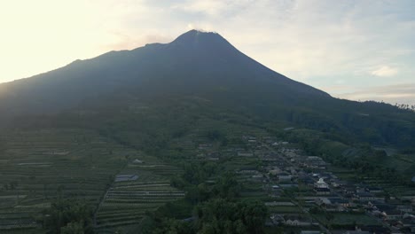 Vista-Aérea-Del-Paisaje-Rural-En-La-Ladera-Del-Volcán-Merapi-En-Indonesia