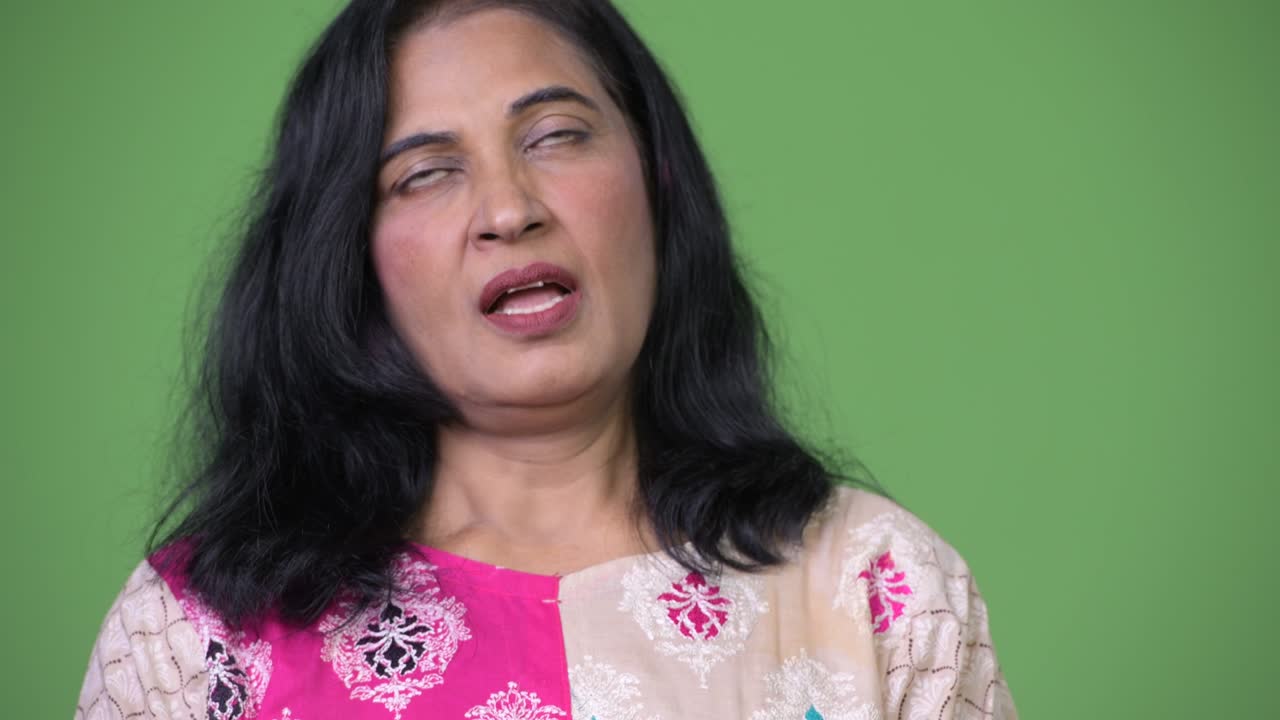 성숙하고 아름다운 인도 여성이 지루함을 느끼는 근접 촬영