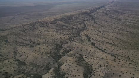 Antena-De-Contraste-Dramático-Sobre-La-Falla-Del-Terremoto-De-San-Andreas-En-La-Llanura-De-Carrizo-En-El-Centro-De-California