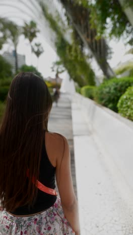 mujer caminando y sentada en un parque