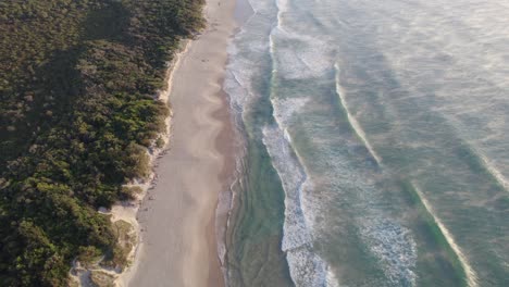 Coolum-Beach-Und-Welliges-Meer-Mit-Meeresnebel-Bei-Sonnenaufgang-In-Queensland,-Australien