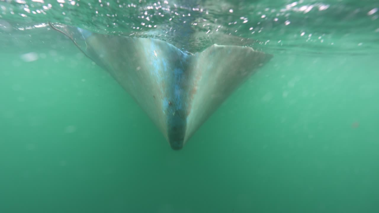 대서양의 물 표면 바로 에 있는 배의 기둥이 파도와 함께
