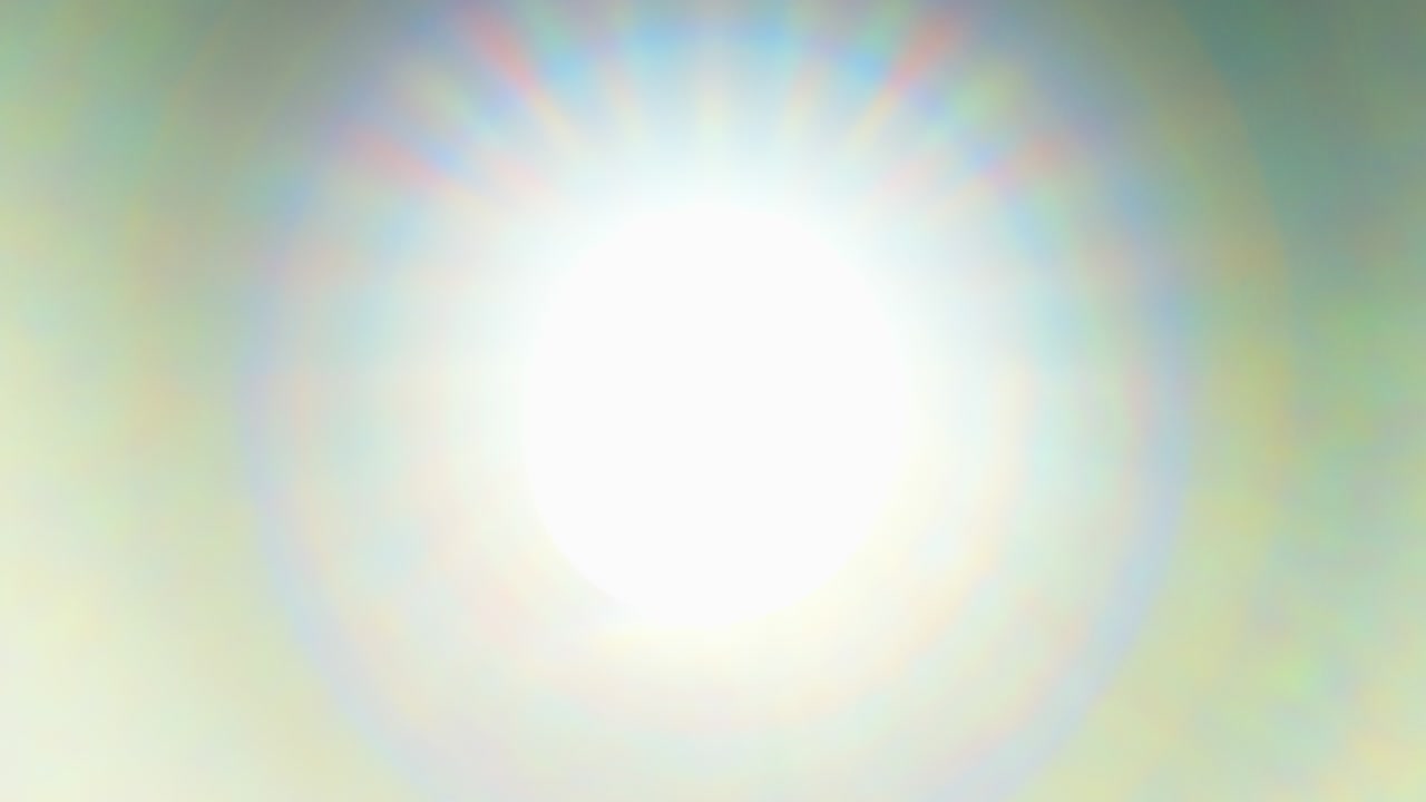 las cuchillas del diafragma se cierran rápidamente con los rayos del sol que brillan a través de la vieja lente de la cámara, se desvanecen de blanco