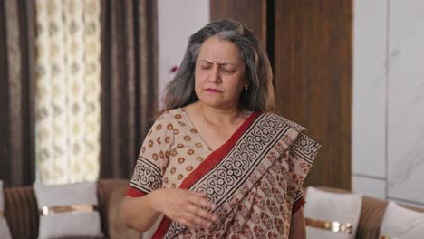 una anciana india molesta hablando con alguien