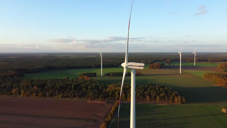 Vista-Aérea-De-Un-Campo-De-Aerogeneradores-En-Alemania