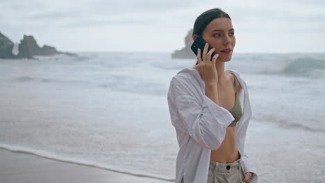 Chica-Hablando-Por-Teléfono-Las-Olas-Del-Mar-De-Cerca.-Mujer-Hablando-Por-Teléfono-Verticalmente