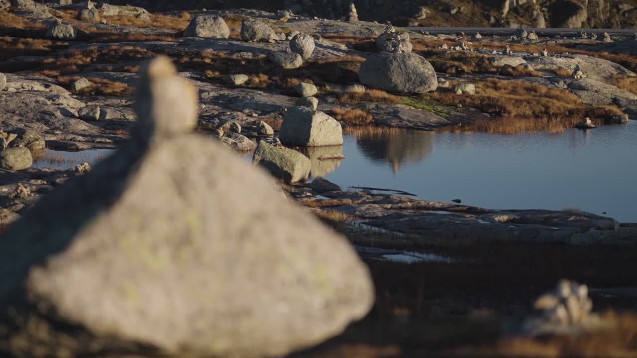 un jardín de piedra de meditación en el paisaje nórdico austero