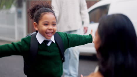 Llegar-A-Casa,-Hija-Estudiante-Abrazándola-Feliz