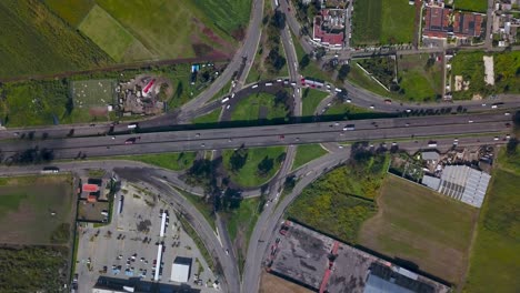 Vista-Superior-De-Drones-De-Un-Intercambio-De-Hojas-De-Trébol-En-Una-Pequeña-Carretera-En-La-Encantadora-Ciudad-De-Chalco-México