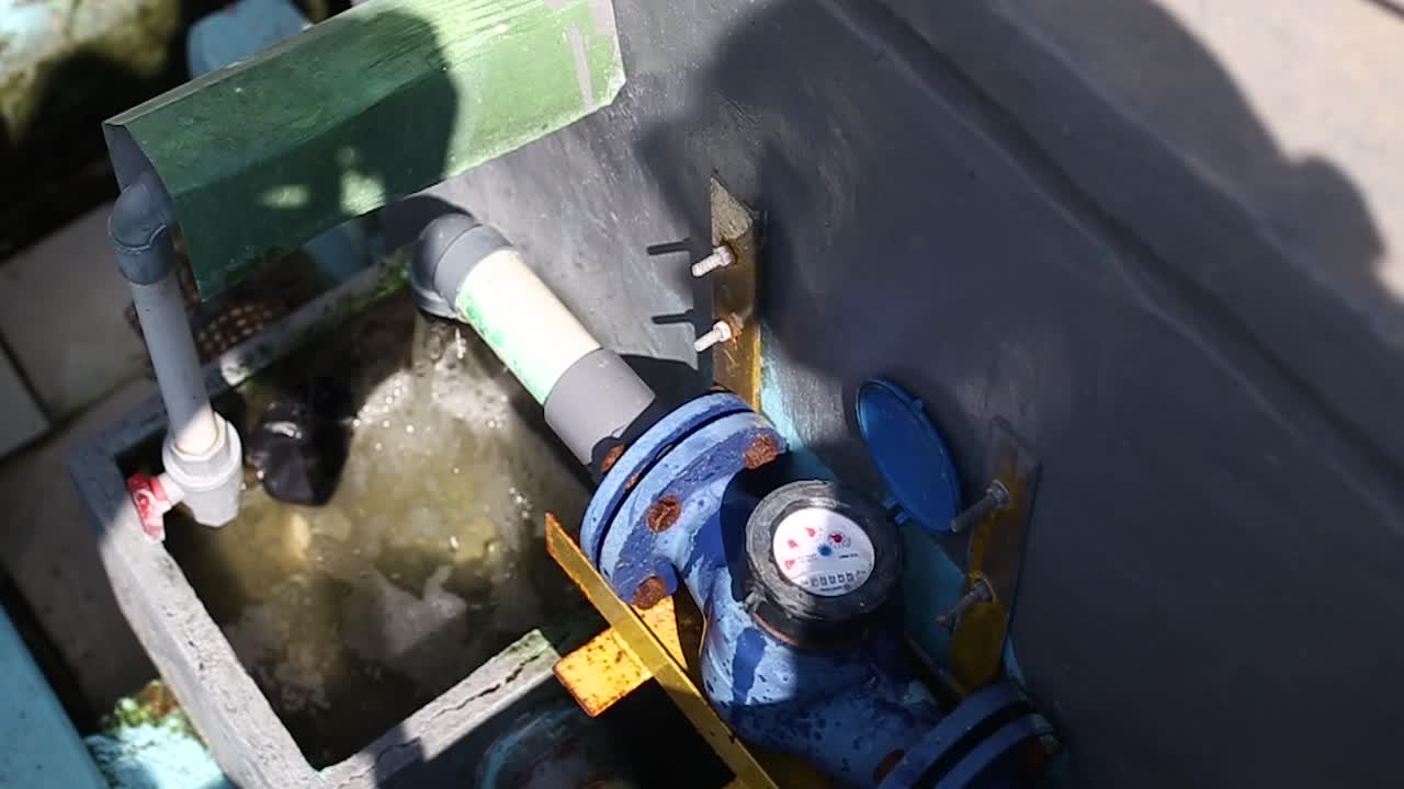 el agua fluye a través del medidor de agua en la corriente de aguas residuales