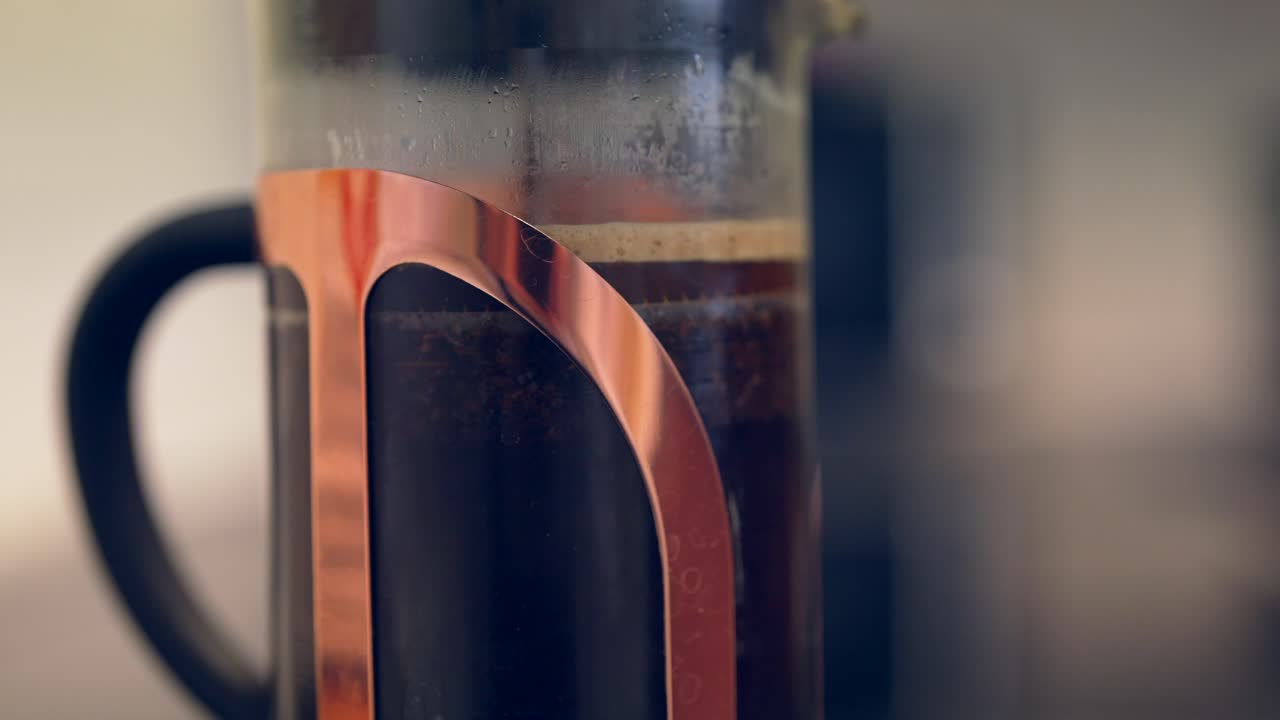 émbolo en el estilo bodum prensa francesa cafetera empujado lentamente hacia abajo