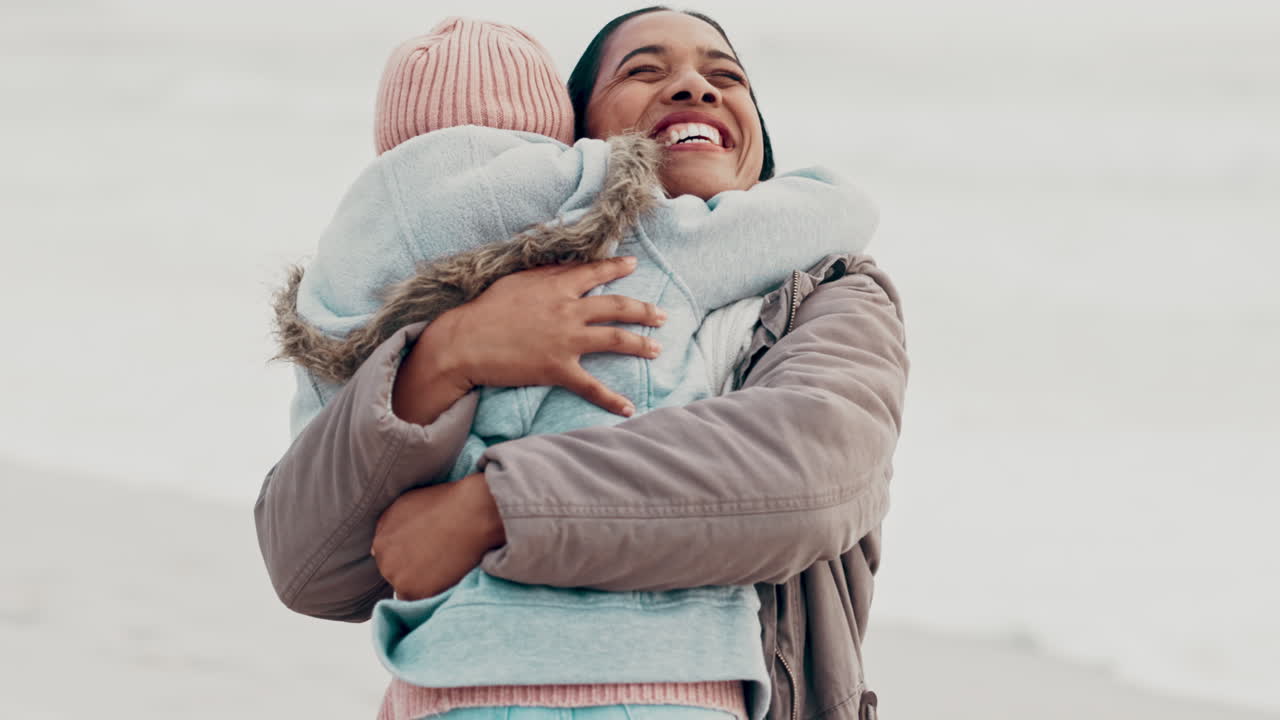 아이, 달리고 엄마가 해변에서 안아주고