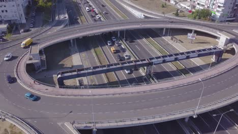 foto aérea estática de 4k de la rotonda y la autopista en nueva belgrado