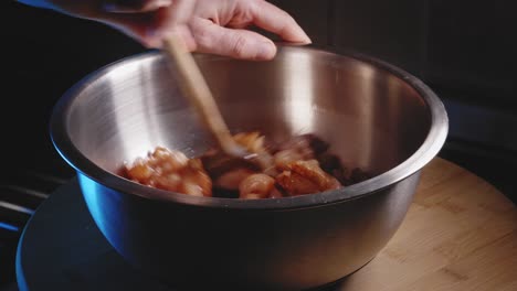 persona revolviendo en un bol con carne de pollo - cocinando fideos de pollo