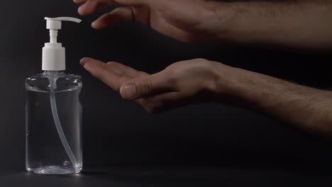 higiene con gel desinfectante antibacteriano para manos sobre fondo negro