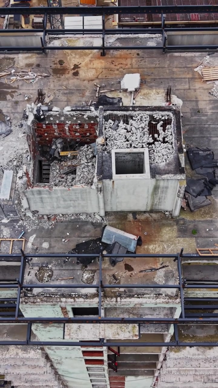 Obra en construcción con un edificio en proceso de renovación y reparación