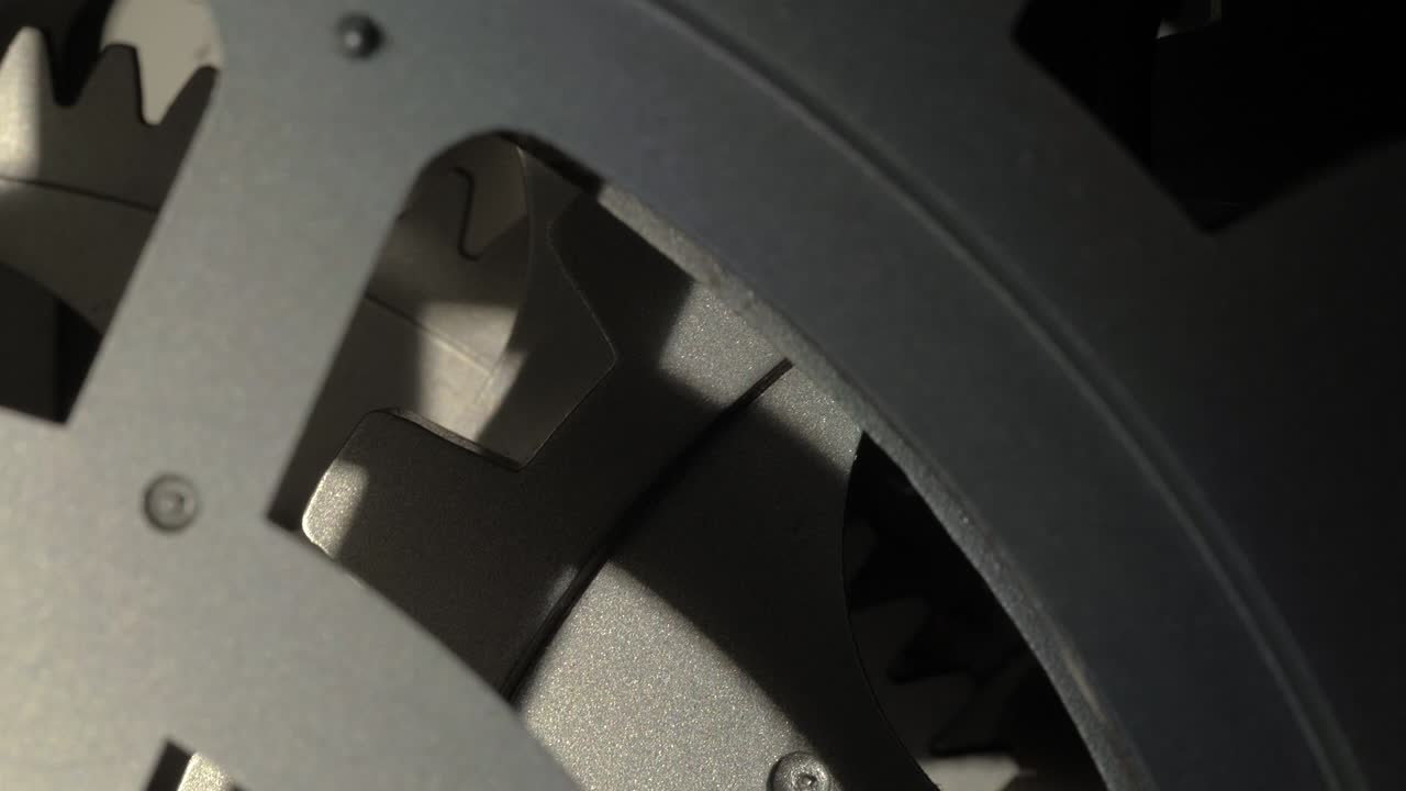 ruedas dentadas de un reloj de aspecto industrial