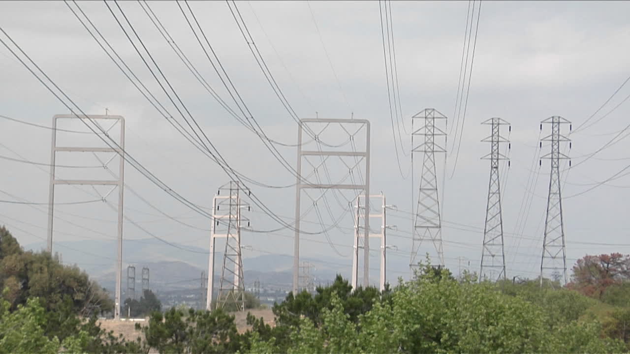 전력선은 타워에서 타워로 늘어납니다.