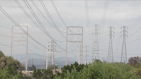 Las-Líneas-Eléctricas-Se-Extienden-De-Torre-En-Torre