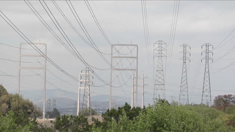 las líneas eléctricas se extienden de torre en torre