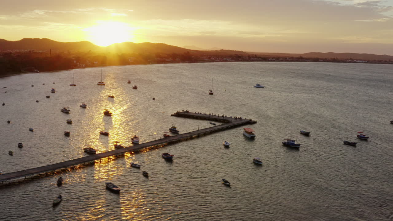 вид с воздуха на закат в бухте бузиос с боастом, бразилия