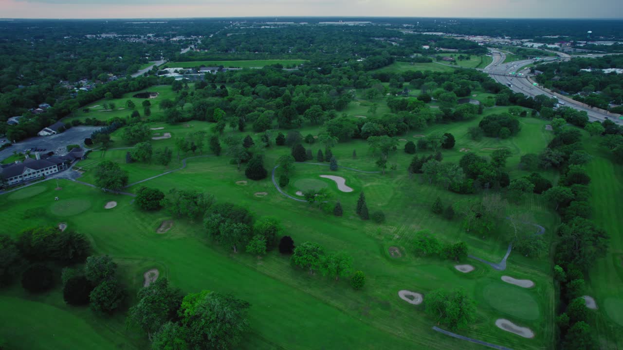 시카고 남쪽의 골프 지형의 공중 풍경, 광활한 녹색 풍경과 코스의 복잡한 디자인을 강조합니다.