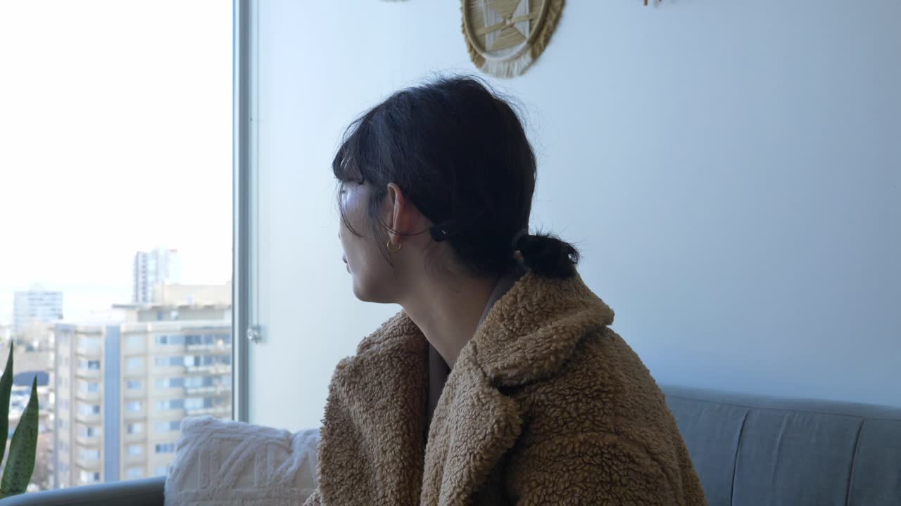 뜨거운 커피 한 잔을 마시는 프로필에서 가까운 여성, 내부