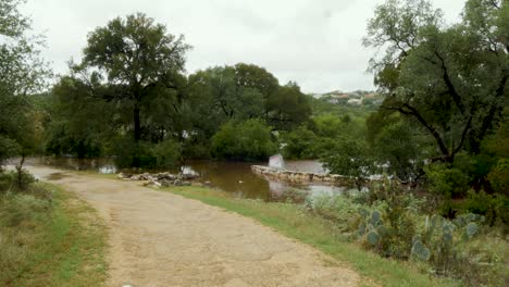 parque inundado después de fuertes lluvias