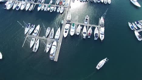 Toma-Aérea-Vívida-Y-Nítida-Del-Puerto-Deportivo-Con-Barcos-Vistos-Desde-Un-Dron-En-Vuelo