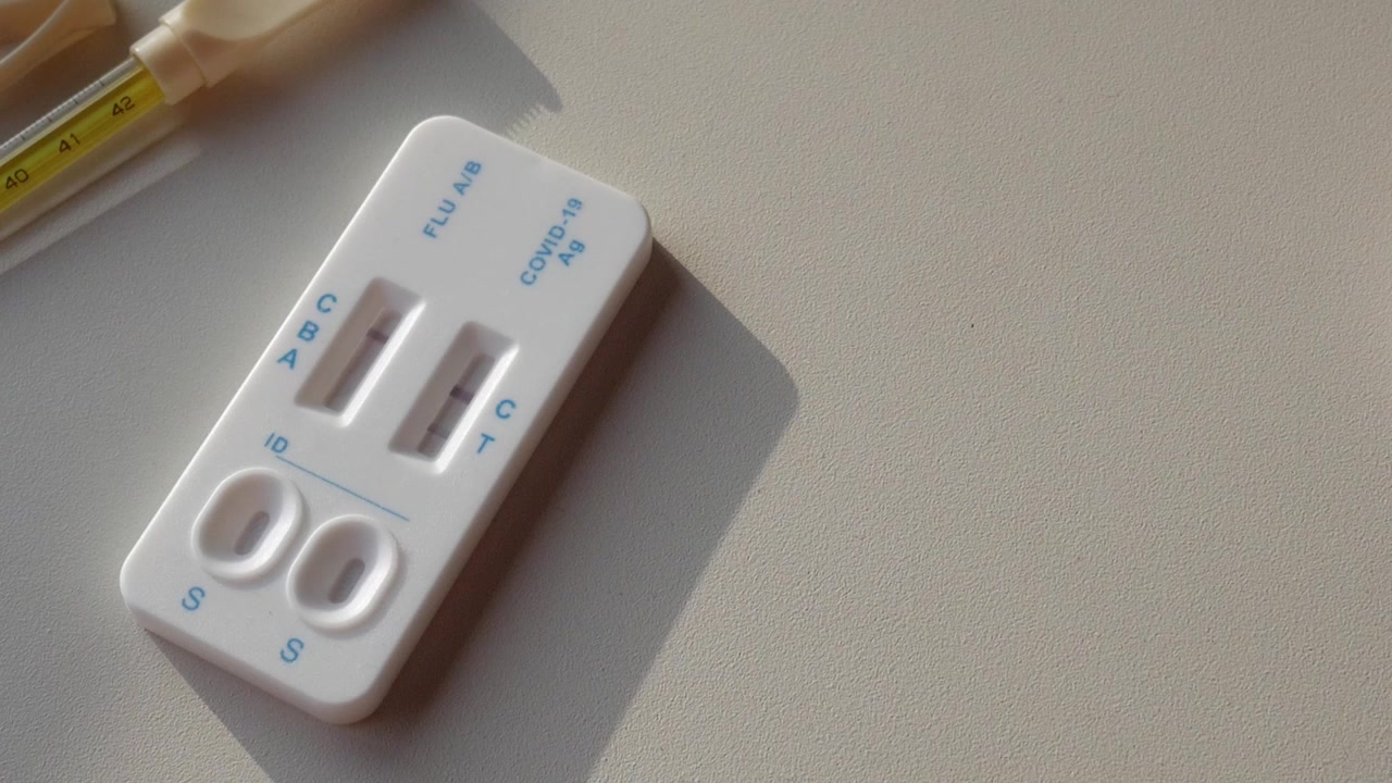 ビタミンC錠剤、COVID検査キット、体温計のクローズアップ。パンニングビュー。