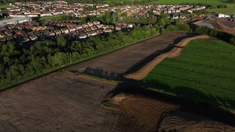 Luftschwenkaufnahme,-Die-Die-Begonnenen-Grundarbeiten-Für-Eine-Wohnsiedlung-Zeigt,-Auf-Der-Gebaut-Werden-Soll