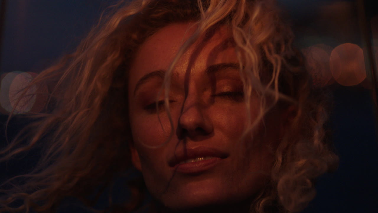 cerrar bengalas retrato de una hermosa mujer celebrando la víspera de año nuevo disfrutando de la celebración del día de la independencia en la noche