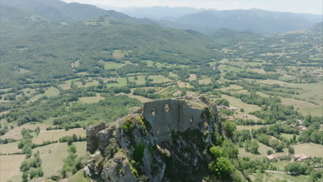 pasando por el antiguo castillo cátaro de roquefixade en el sur de francia