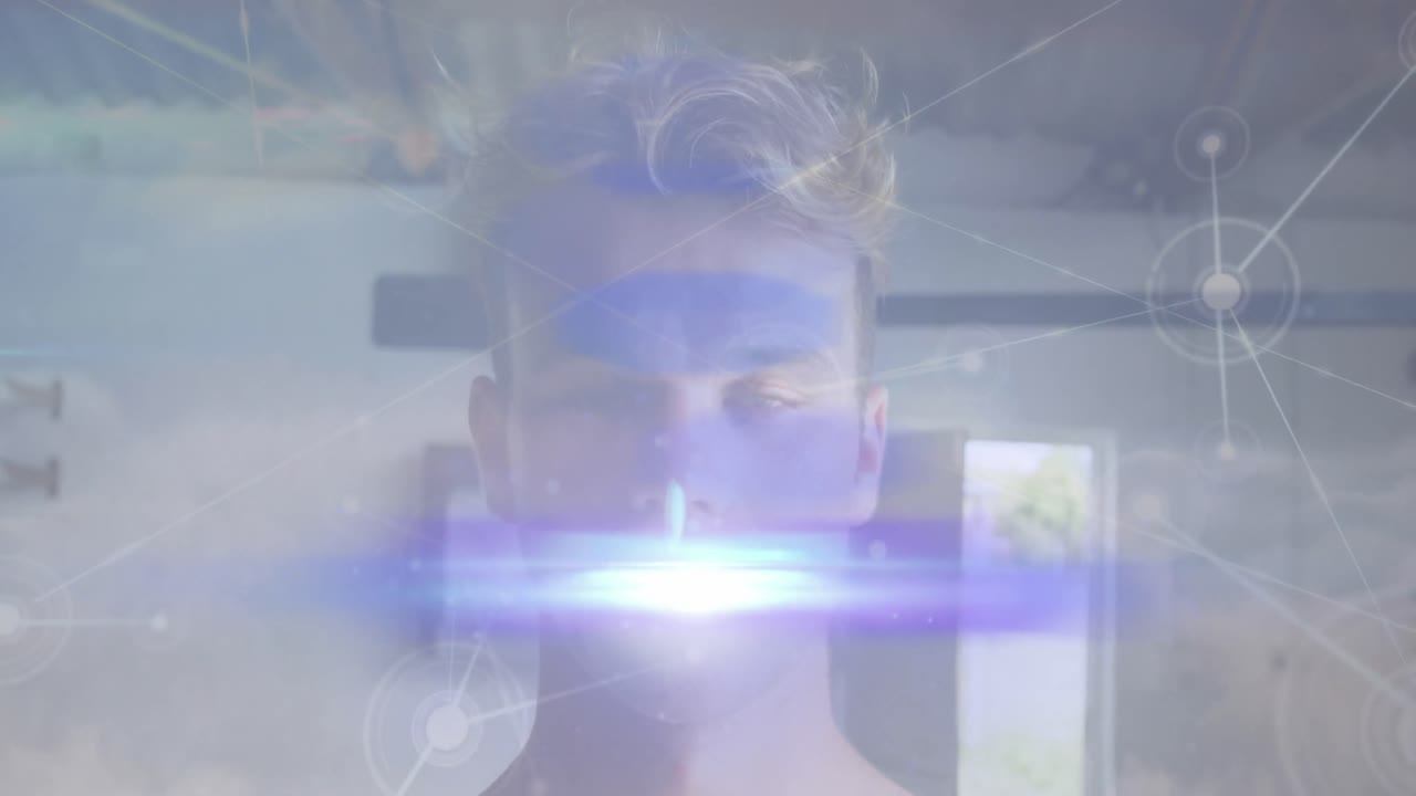 animación del cielo con nubes, rastros de luz y red de conexiones sobre el hombre caucásico.