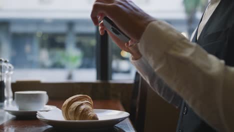 joven profesional en una cafetería