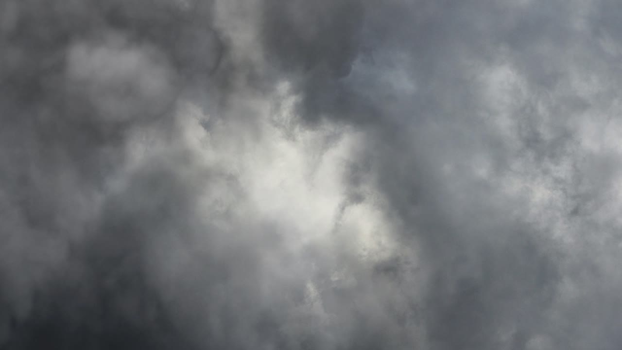 폭풍우 구름과 함께 번개 타격 4k