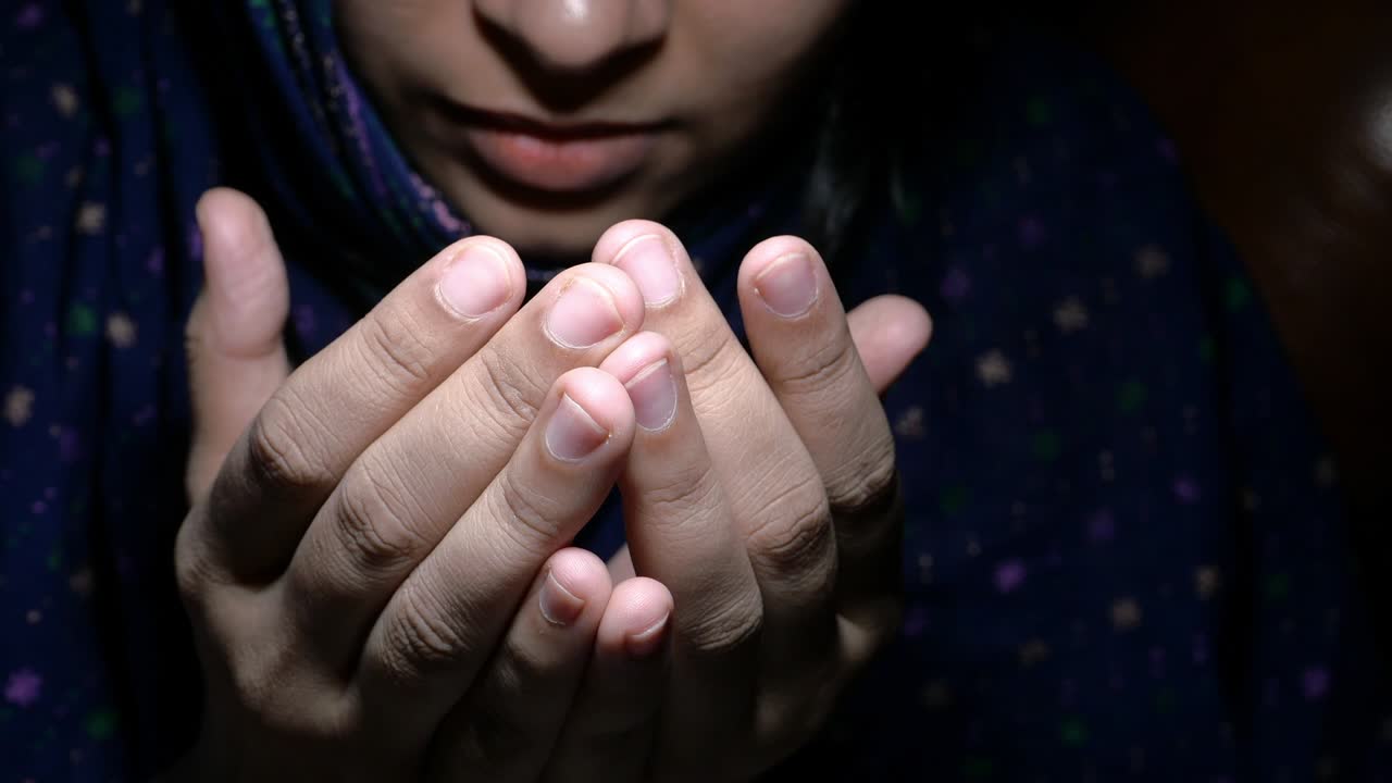 mujeres musulmanas con pañuelo en la cabeza orando, de cerca
