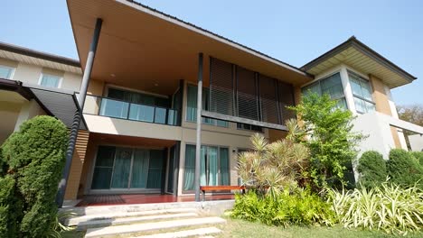 Casa-Espaciosa-Y-Moderna-Con-Grandes-Ventanales-Y-Balcón-Impresionante-Casa-Con-Hermosas-Vistas-Y-Mucha-Luz-Natural-Lujosa-Residencia-Con-Acabados-De-Alta-Gama-Y-Comodidades-Modernas