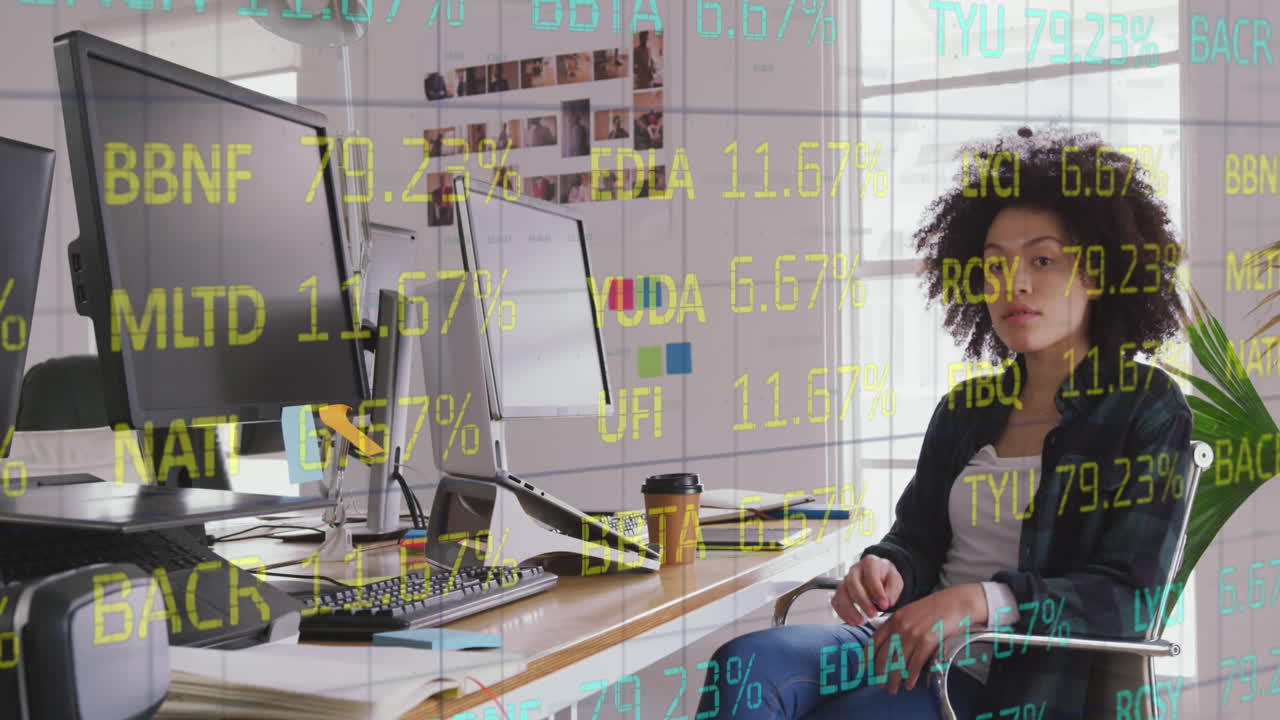 animación del procesamiento de datos del mercado de valores sobre una diseñadora gráfica biracial usando una tableta gráfica.