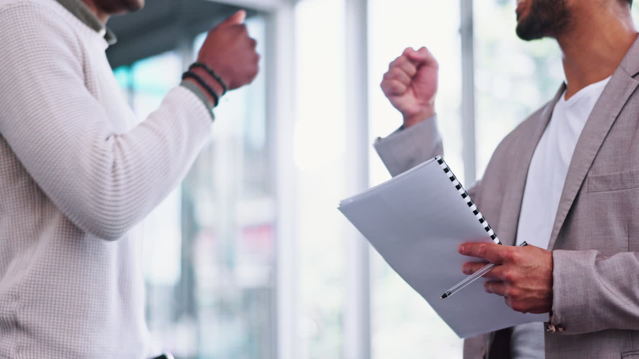 gente de negocios, manos y puños