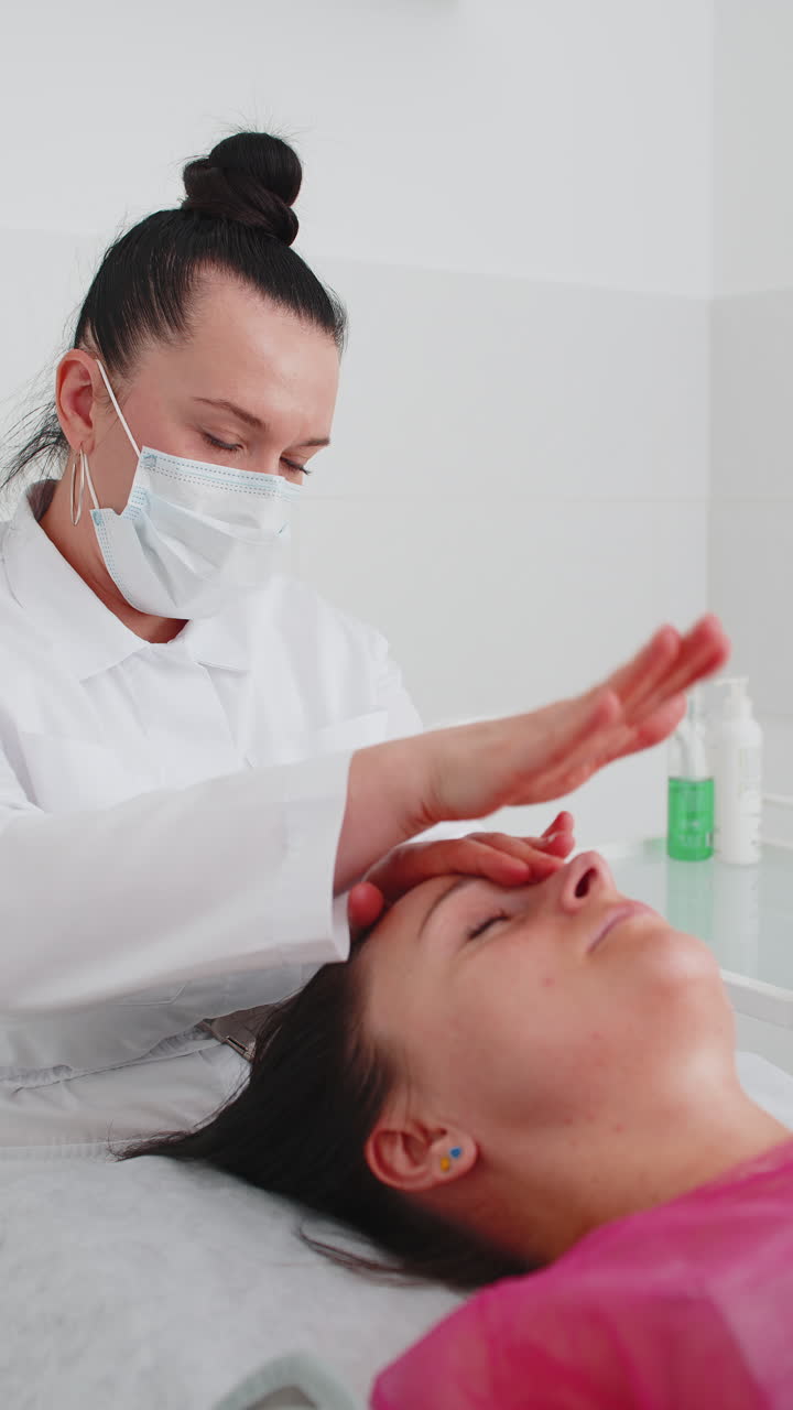 terapeuta de cosmetología haciendo mujer relajante spa masaje facial con las manos en el salón de desintoxicación y curación