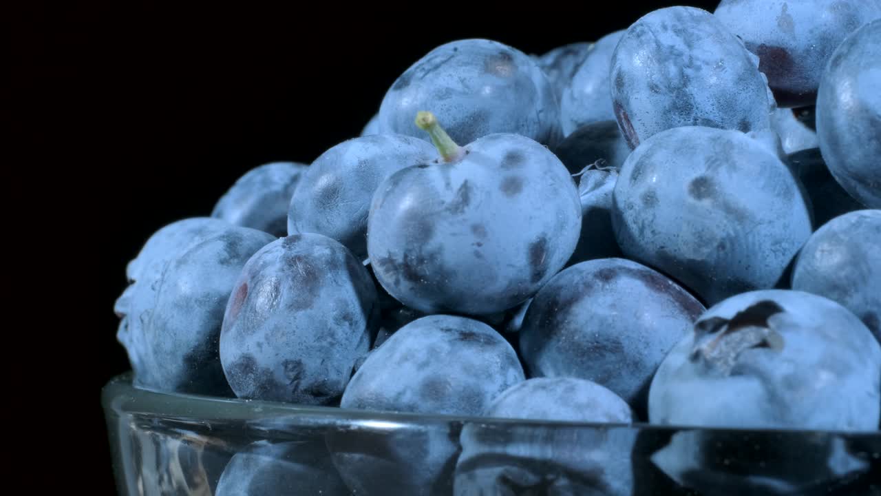 신선한 블루베리, 검은 바탕에 유리 용품, 클로즈업, 카메라 회전 360도, 보그 빌베리, 북부 빌베리 또는 서쪽 블루버리 (vaccinium uliginosum)