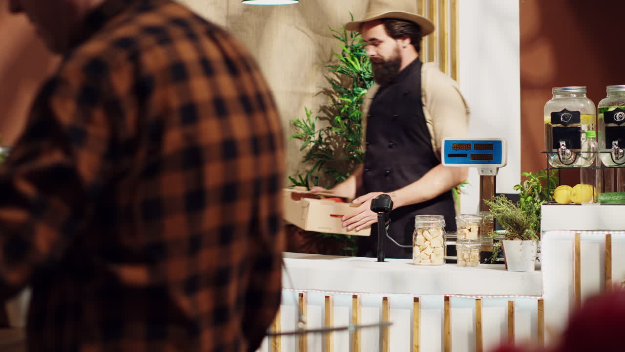 mujer en la caja del supermercado de residuos cero