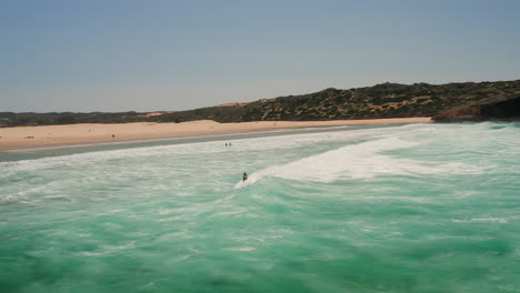 antena: un surfista en una ola en el algarve, portugal