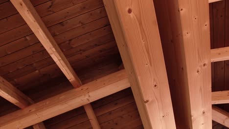 un techo de madera de tablas y vigas naturales