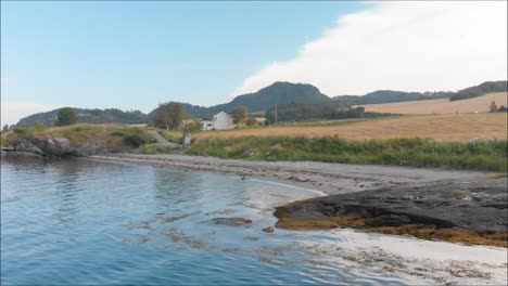 Umlaufender,-Leerer,-Ruhiger-Strand-An-Einem-Feld