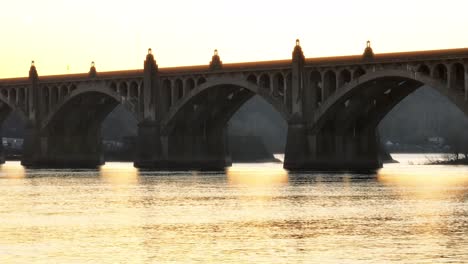 tomada aérea amplia que muestra el puente histórico con arcos que conecta columbia y wrightsville en pensilvania, ee.