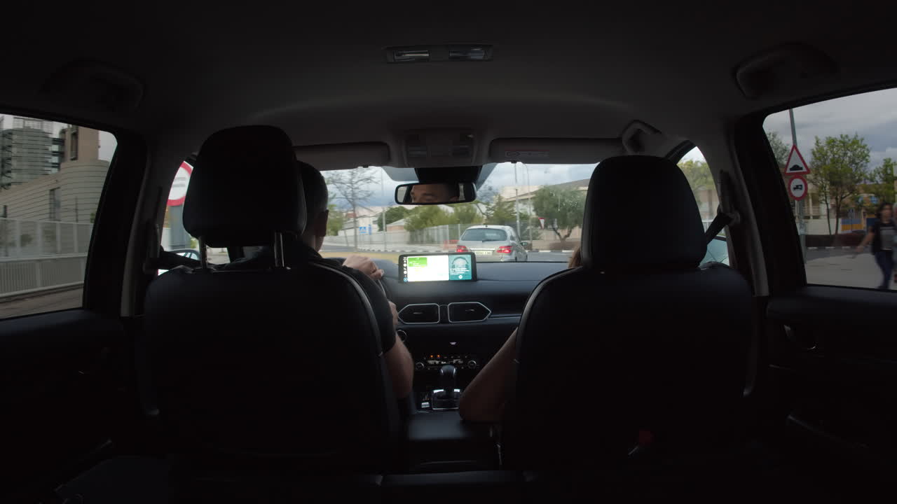 pareja conduciendo por la noche por las calles de la ciudad